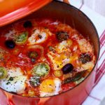 Oeufs pochés dans une compotée de tomates anciennes