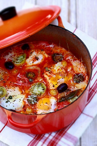 Oeufs pochés dans une compotée de tomates anciennes