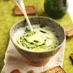 Velouté de céleri-rave, pesto de fanes et ses biscuits au Parmesan