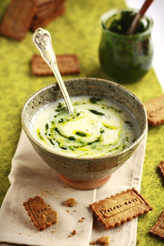 Velouté de céleri-rave, pesto de fanes et ses biscuits au Parmesan