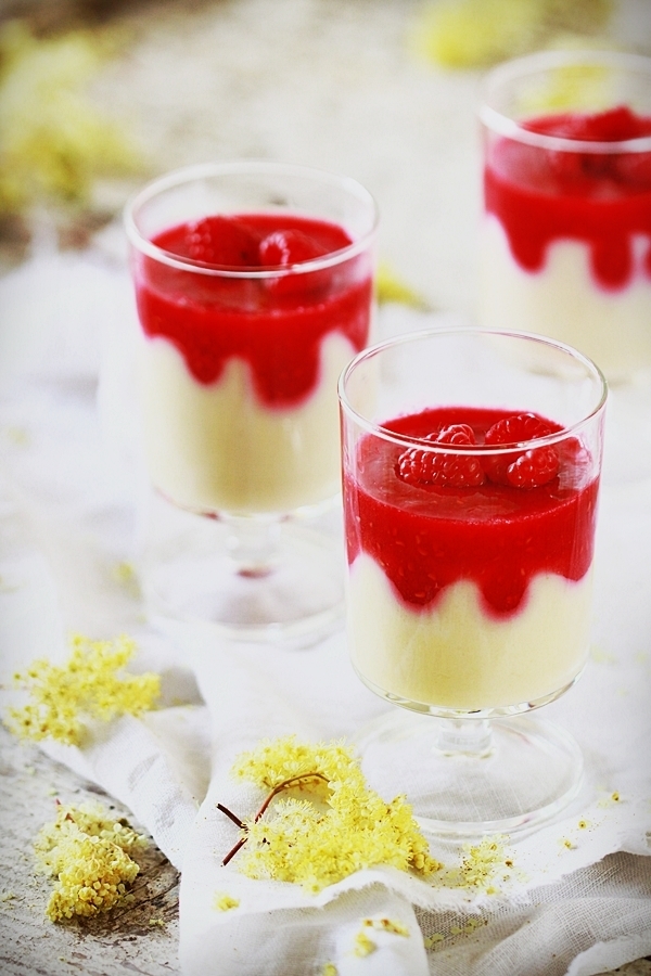 Panna cotta de reine-des-prés à la framboise