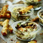 Oeufs cocotte aux chanterelles, mouillettes au Beaufort