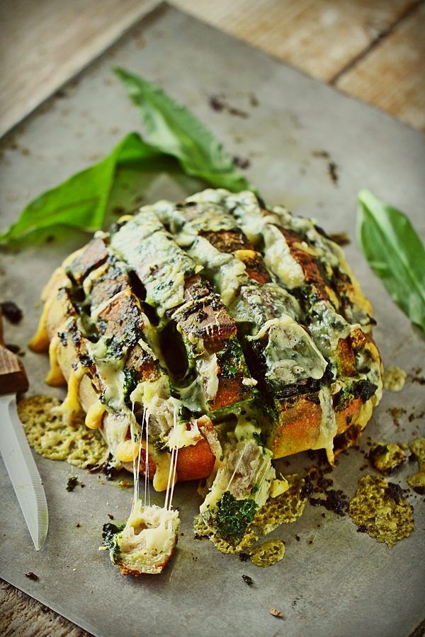 Pain fourré au pesto d&rsquo;ail des ours et à la tomme du Jura