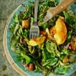 Salade de mâche et de pousses de tamier, oeufs mollets frits
