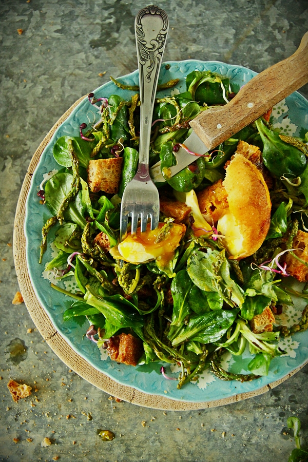 Salade de mâche et de pousses de tamier, oeufs mollets frits