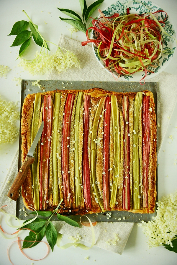 Tarte-frangipane à la rhubarbe et aux fleurs de sureau