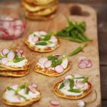Blinis aux asperges des bois, crème au chèvre et pétales de radis