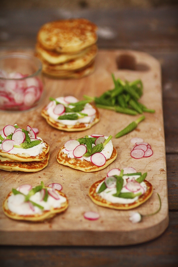 Blinis aux asperges des bois, crème au chèvre et pétales de radis